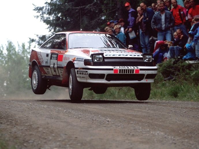 1990. Carlos Sainz ganó el Rally Mundial del conductor en un Toyota Celica 4WD, equipado con llantas OZ.