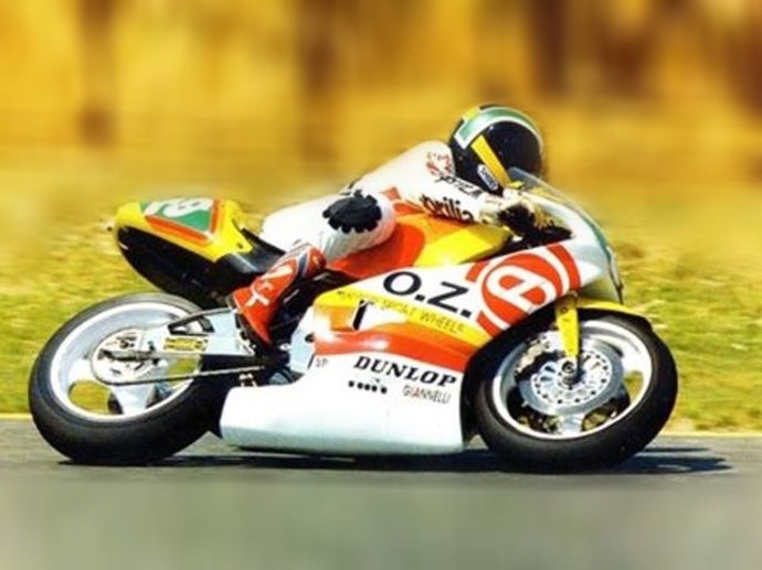 1990. El equipo OZ Aprilia se pone en marcha: un equipo de carreras innovador que participó durante los años 90 en el 250GP moto Aprilia mundo con un cambio de juego…